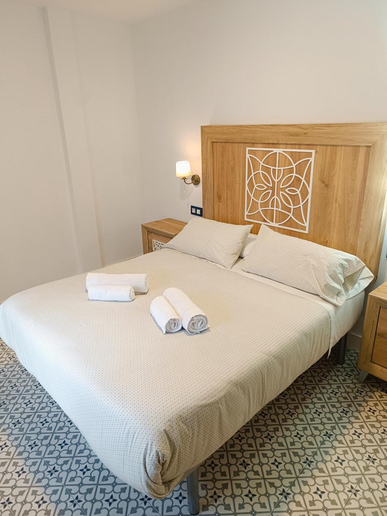 Al-Qazeres Suites Caces Exterior foto