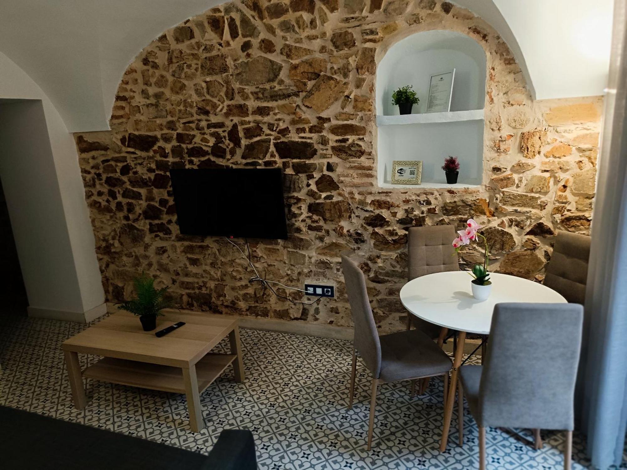 Al-Qazeres Suites Caces Exterior foto