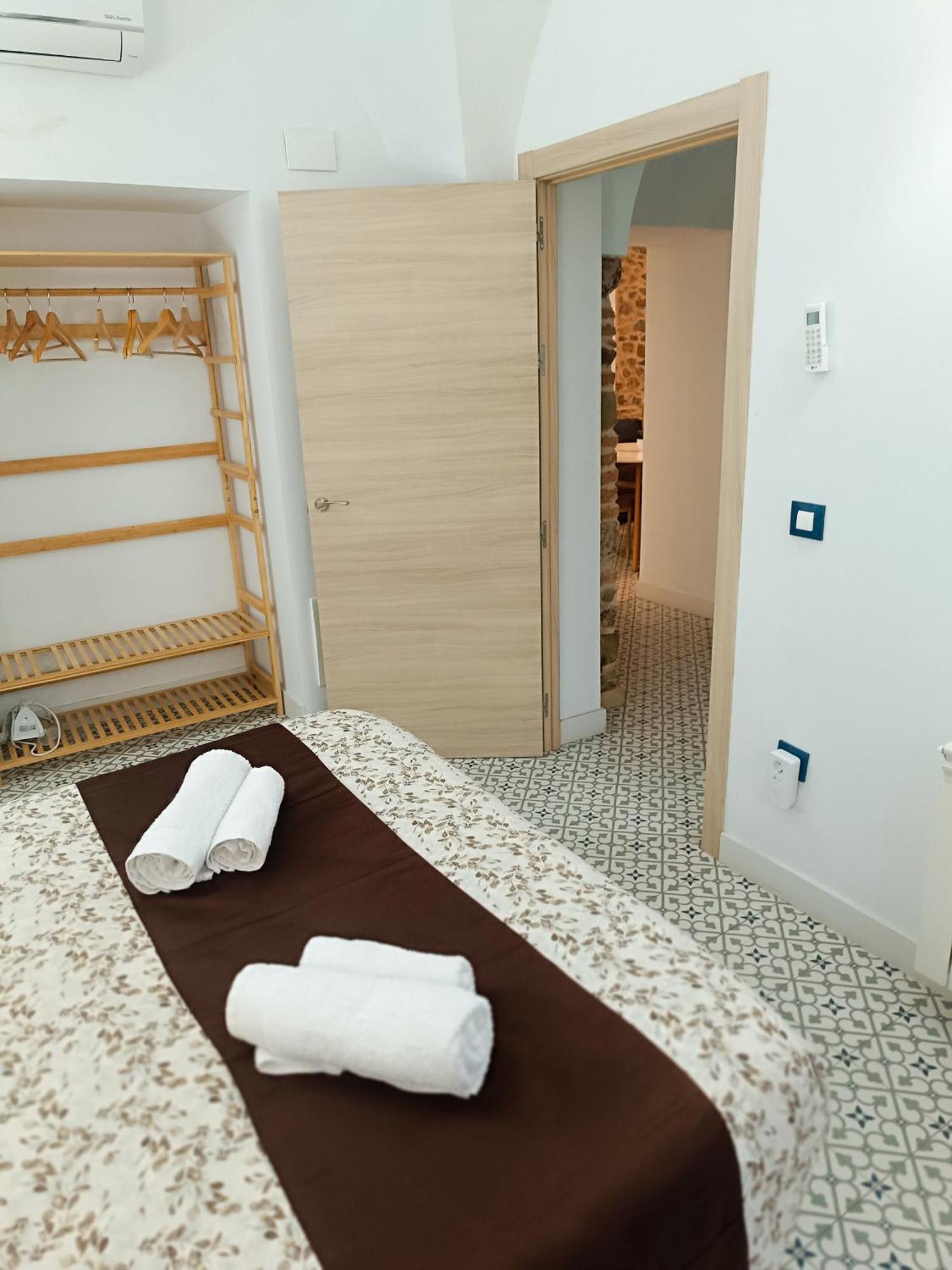 Al-Qazeres Suites Caces Exterior foto