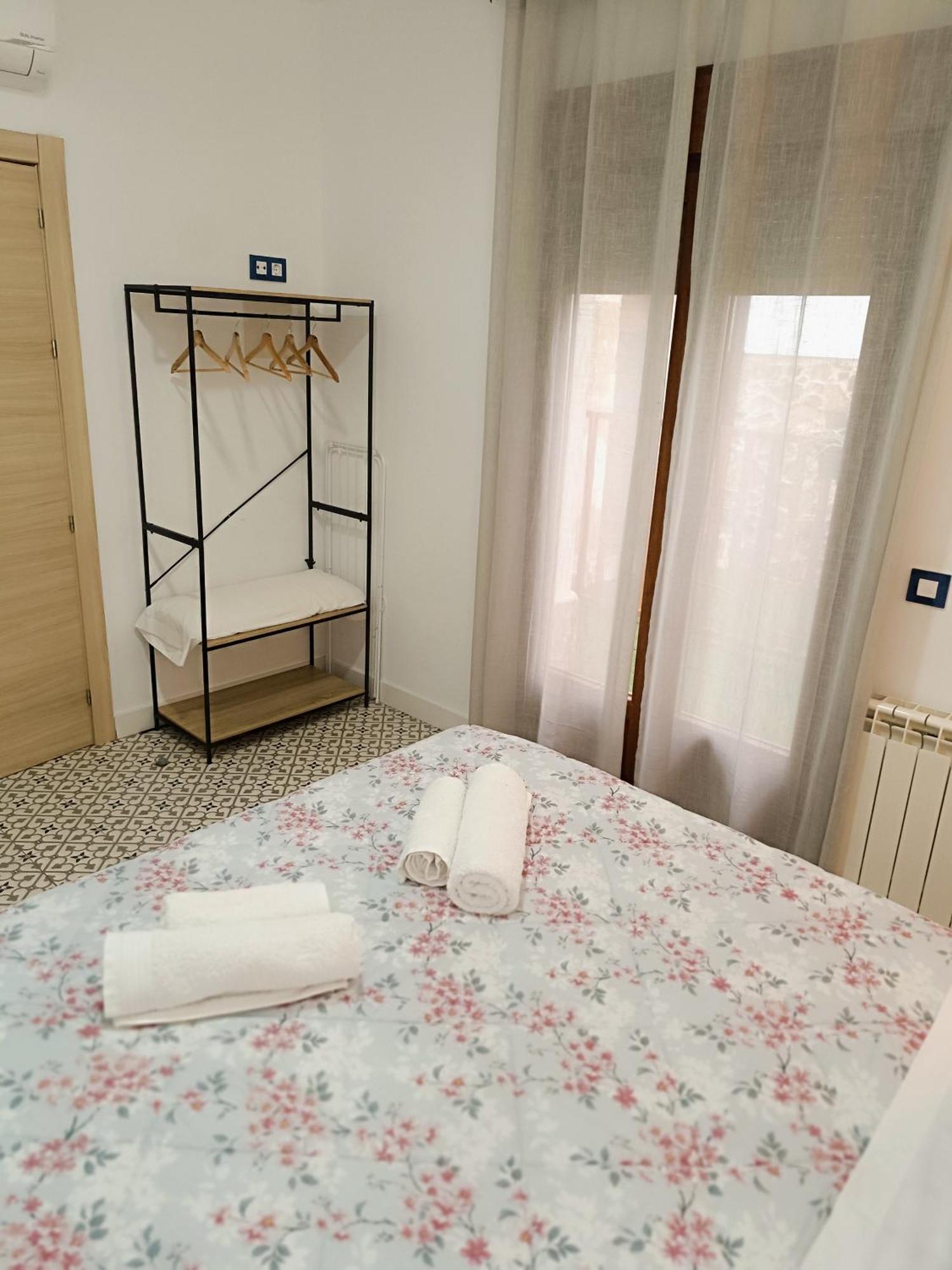 Al-Qazeres Suites Caces Exterior foto