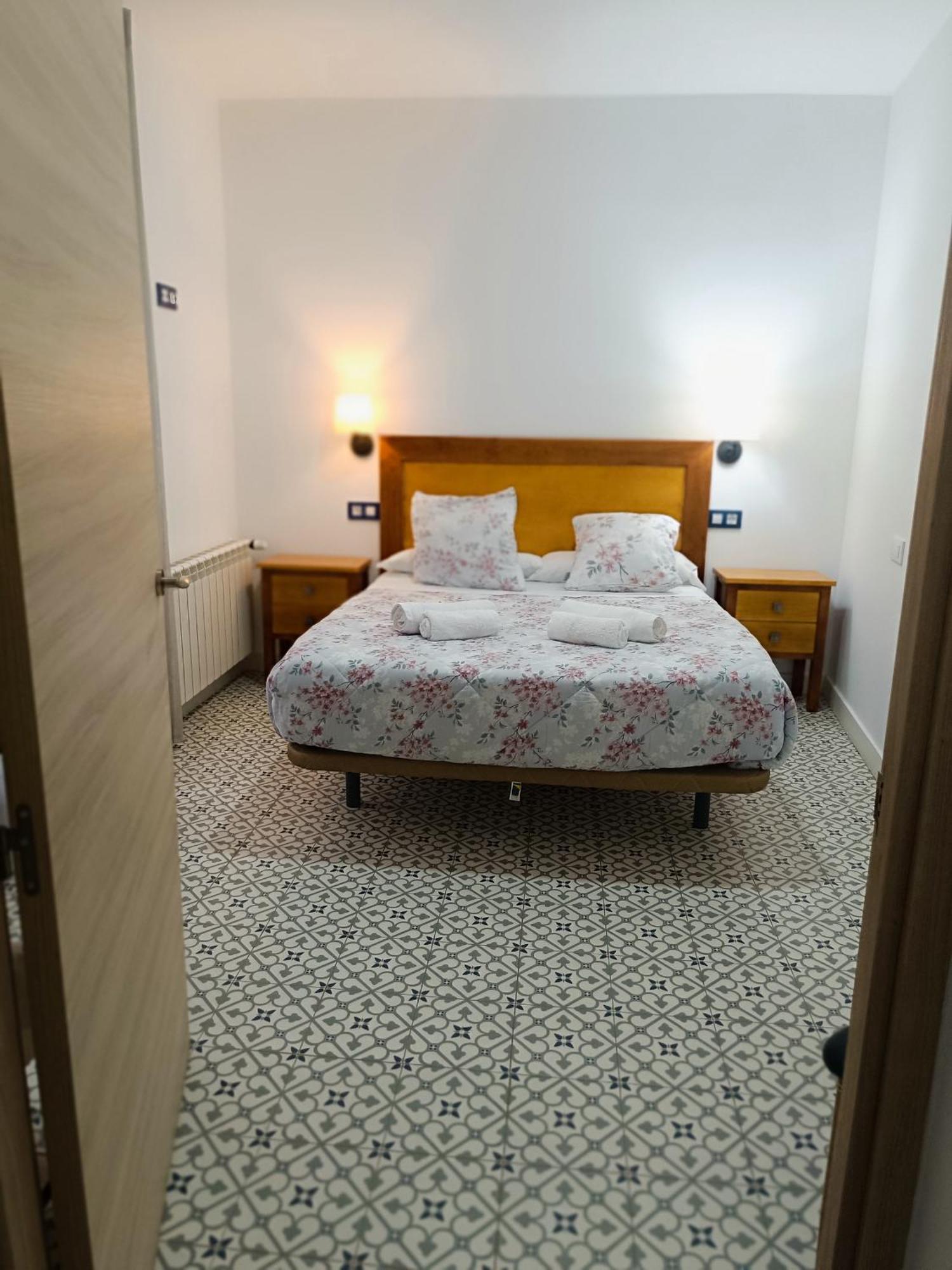Al-Qazeres Suites Caces Exterior foto