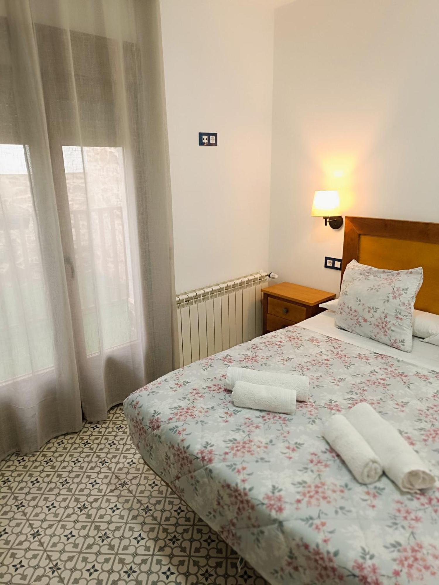 Al-Qazeres Suites Caces Exterior foto